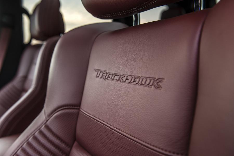 Детали интерьера Jeep Grand Cherokee Trackhawk HPE1000 by Hennessey (WK2) 2018 года  (фото 8 из 20)